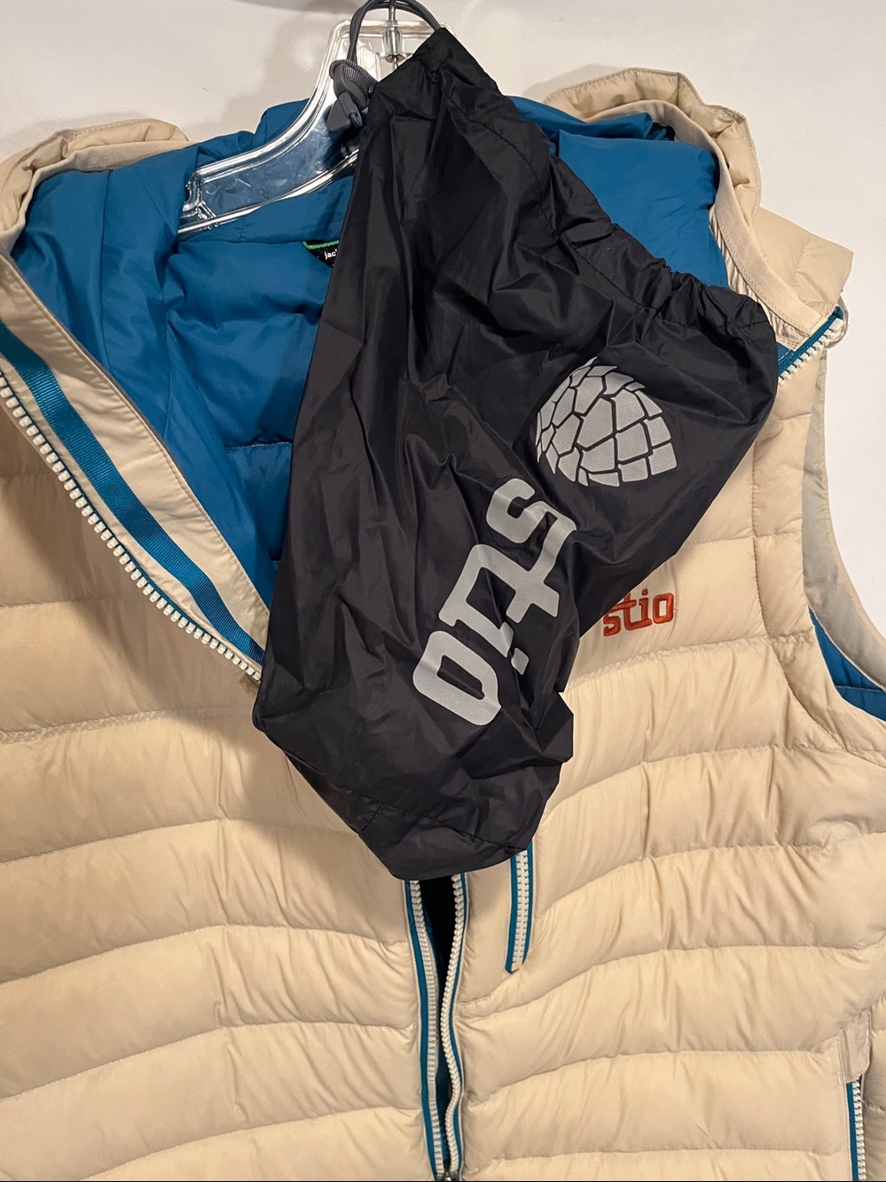 Stio Men's Hooded Packable Goose Down Vest Cream With Blue Lining - Picture 5 of 14